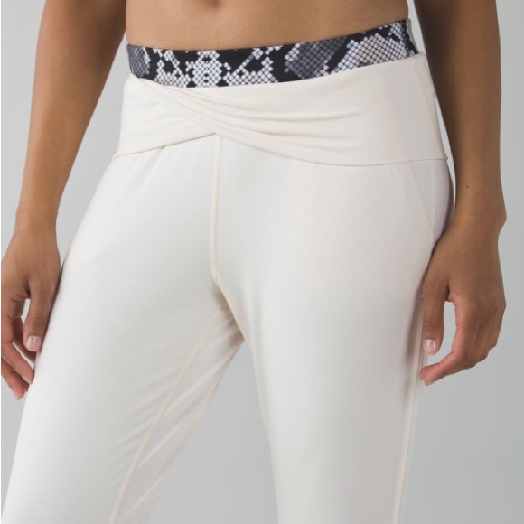 Lululemon Sunset Salutation Crop Angel Wing / Ziggy Snake Butter Pink Black - Picture 5 of 13